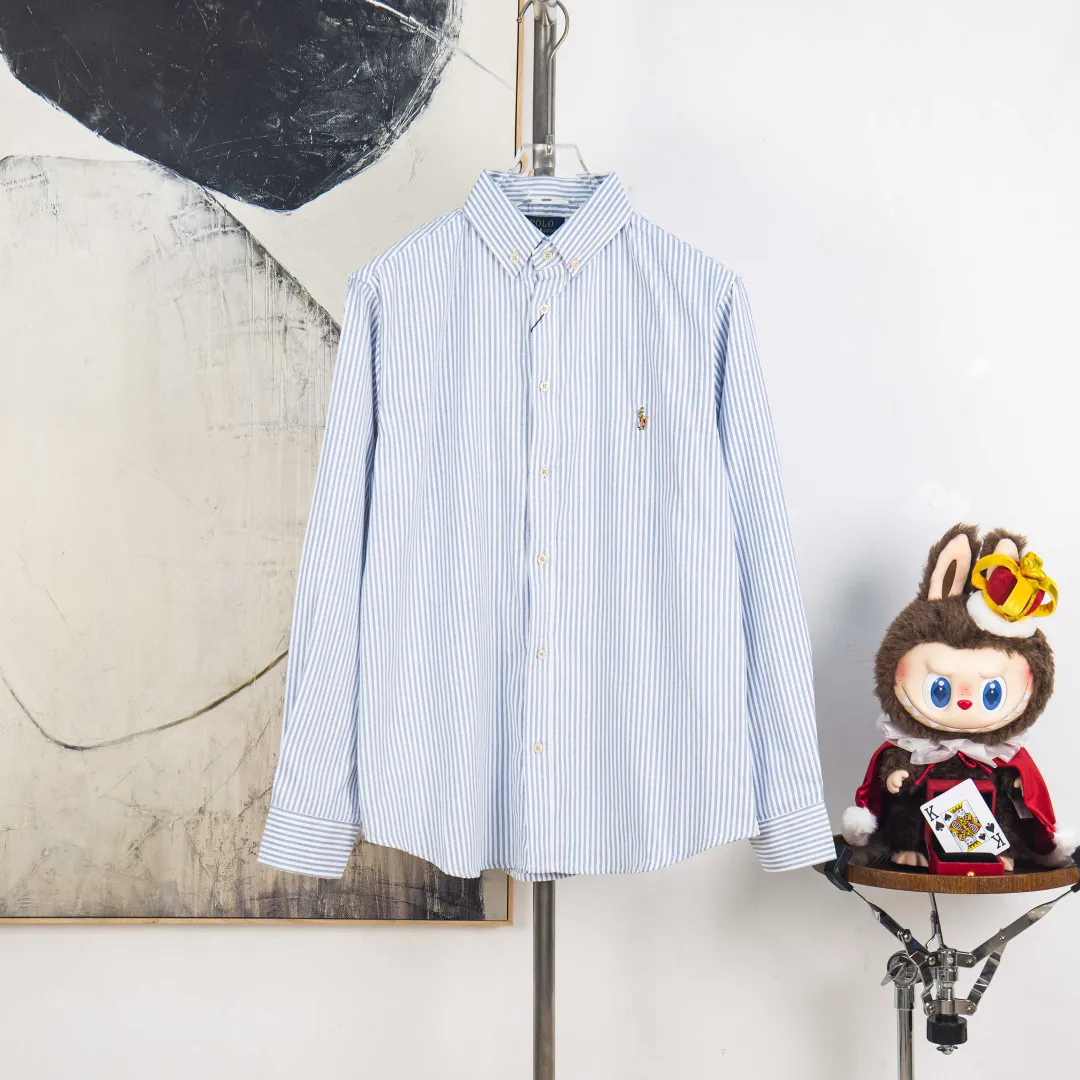 P250 zp version [Exclusive supply] Ralph Lauren/Ralph Lauren classic colorful small label striped casual shirt 1️⃣Made of high-quality classic striped fabric, the upper body is soft and comfortable, extremely delicate, has a solid, smooth and soft hand feel, and the fabric does not wrinkle, and the hand feel is invincible. The details are handled perfectly! 2️⃣Adopting the washing process, the workmanship details are perfectly controlled. They are all hemmed with vest technology, and the insides of the sleeves are also used. Different from the four-needle and five-thread workmanship, the collars are also all designed with interlining, showing high-end fashion and individuality, and the style is fashionable, simple and elegant! 3️⃣It is very youthful and energetic, and can be easily worn by both men and women. It is very in line with the fashion aesthetic concepts of today's young people!  Color: Striped Blue Size: S M L XL Number: SG10488